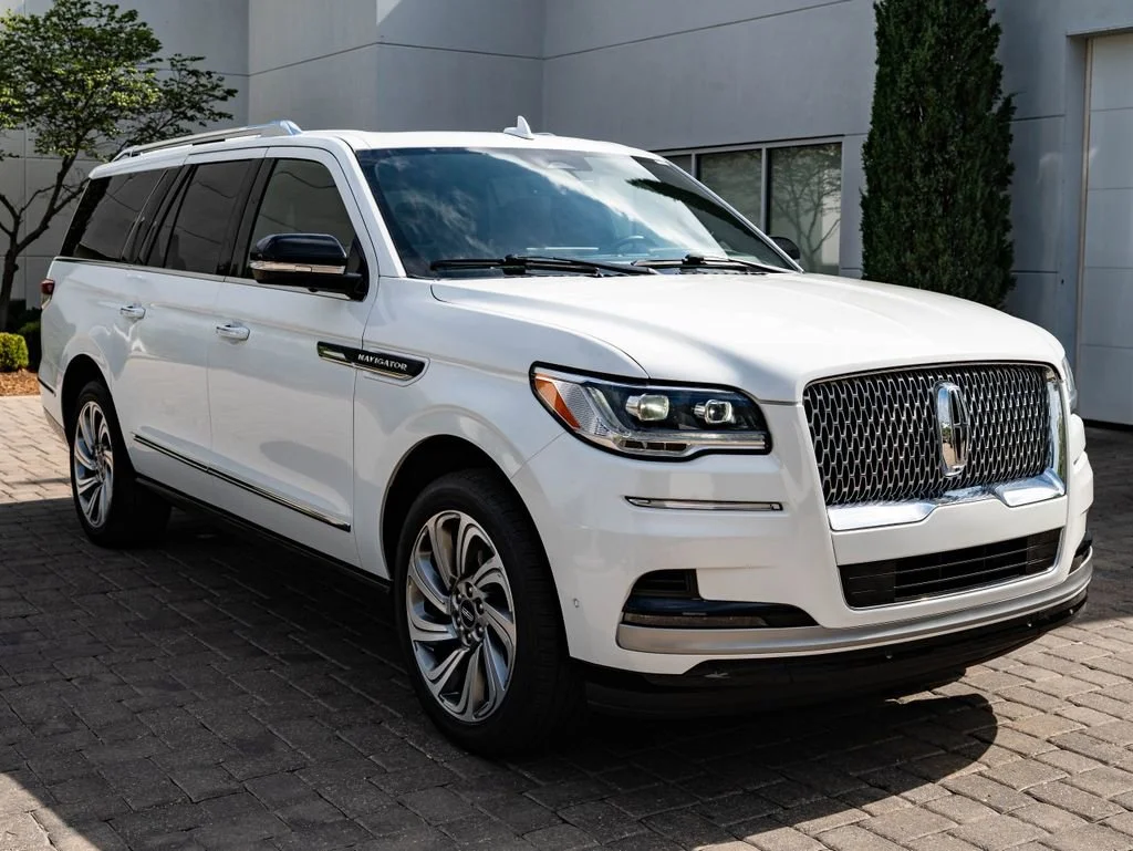 Used 2023 Pristine White Metallic Tri-Coat Lincoln Reserve image 12