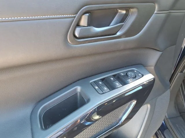 2023 Nissan Pathfinder SV - Photo 12