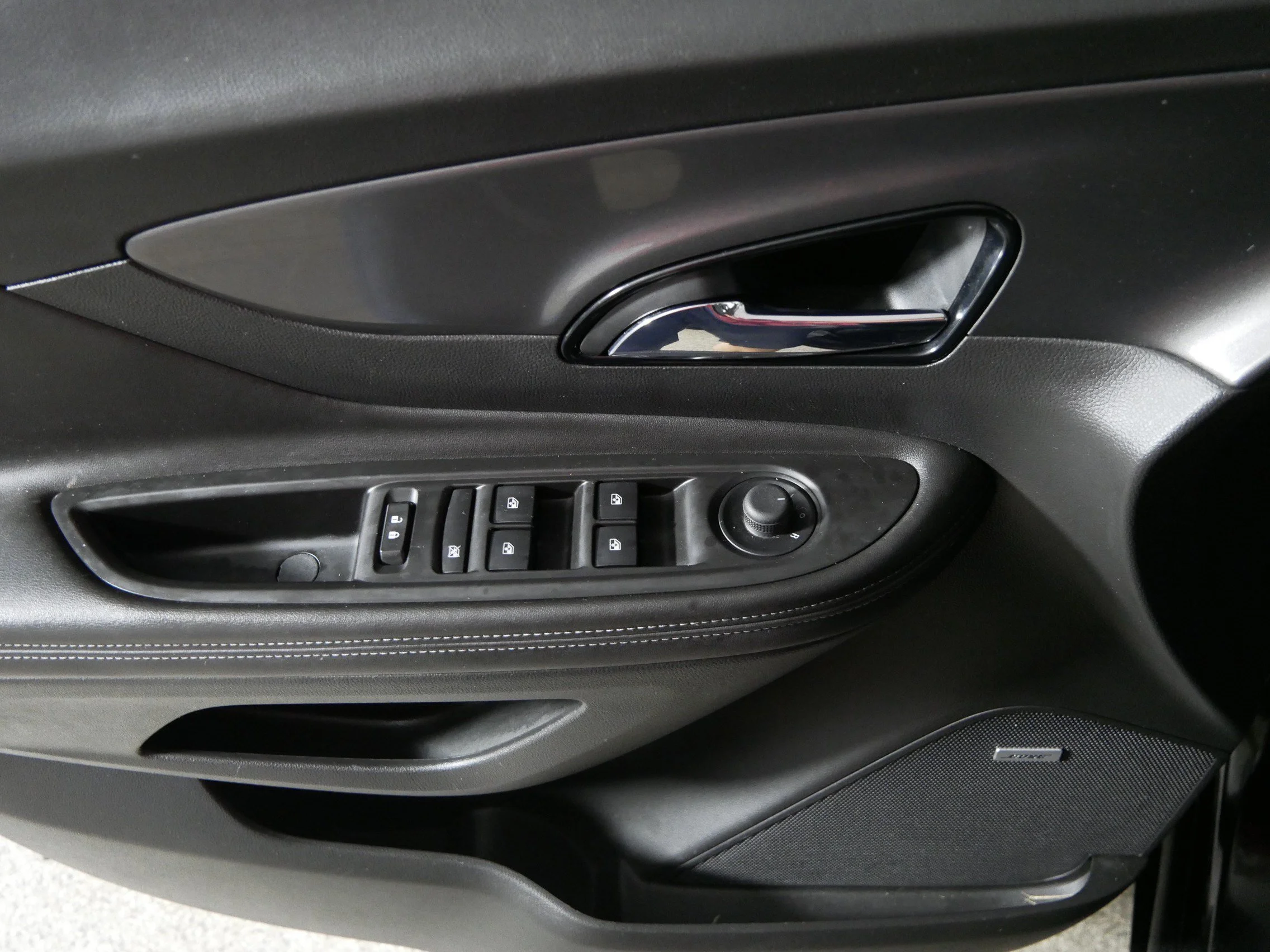 Used 2018 Ebony Twilight Metallic Buick Essence image 19