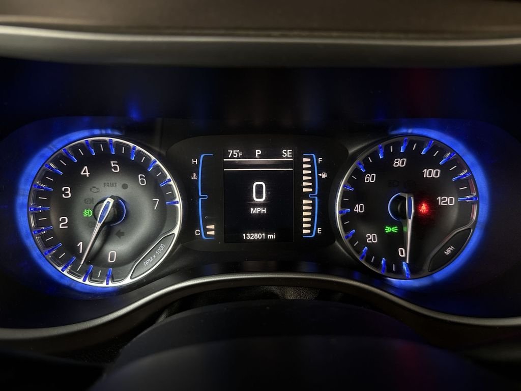 Used 2017 Billet Silver Metallic Chrysler Touring L image 23