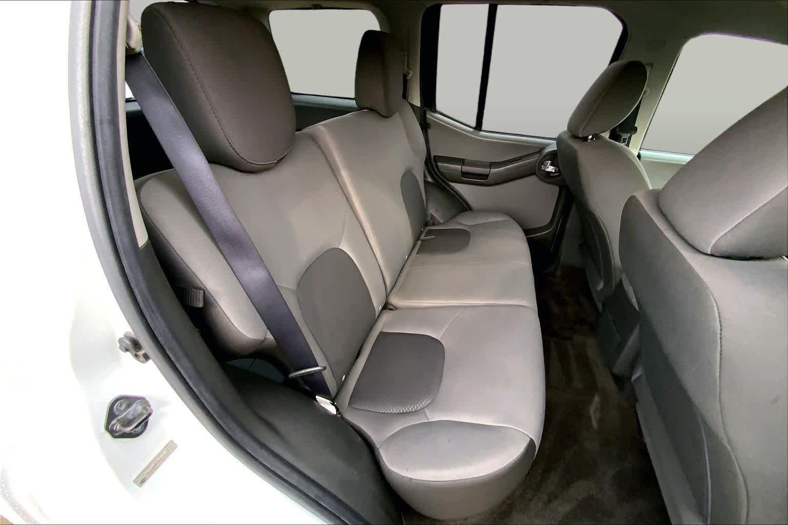 Used 2012 Avalanche Nissan S image 18