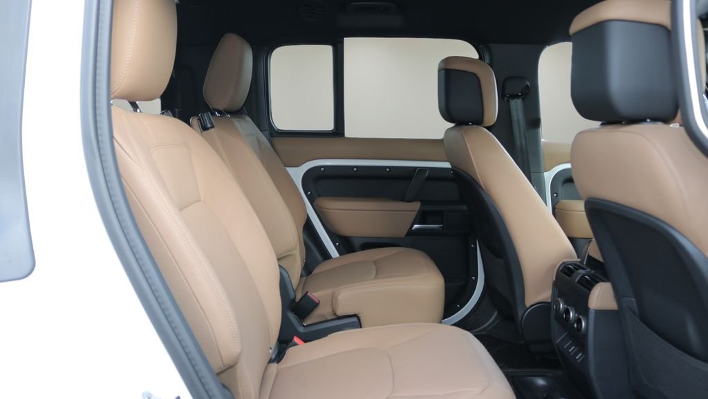 New 2026 Fuji White Land Rover X-Dynamic SE image 17