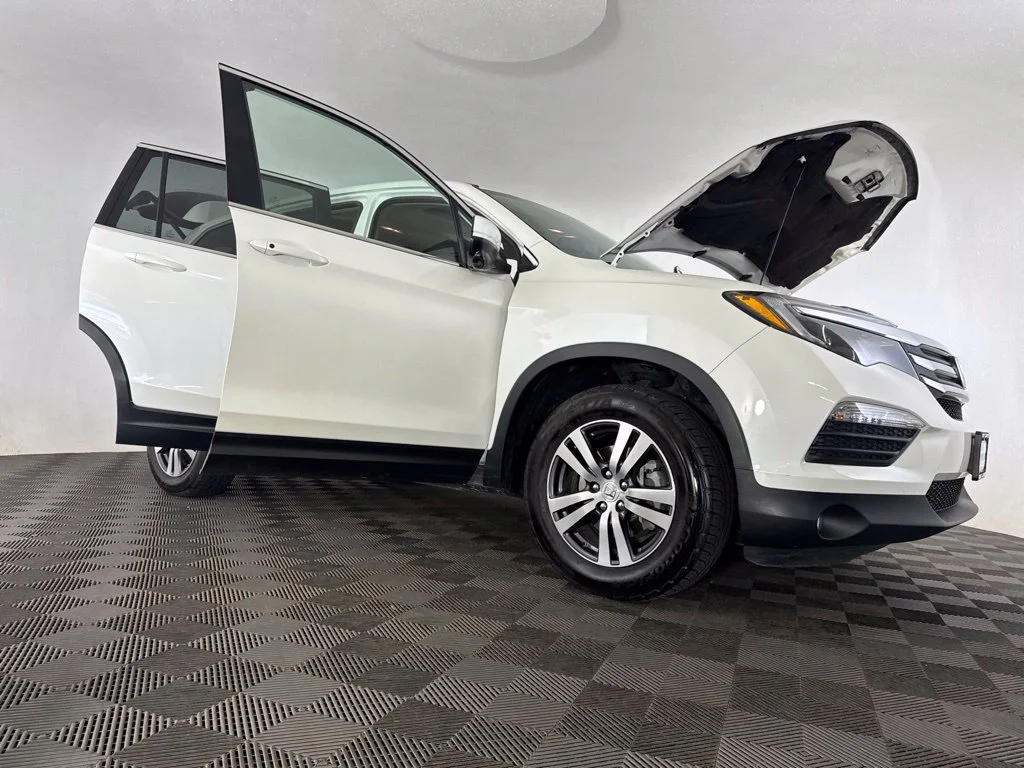 Used 2017 White Honda EX-L image 19