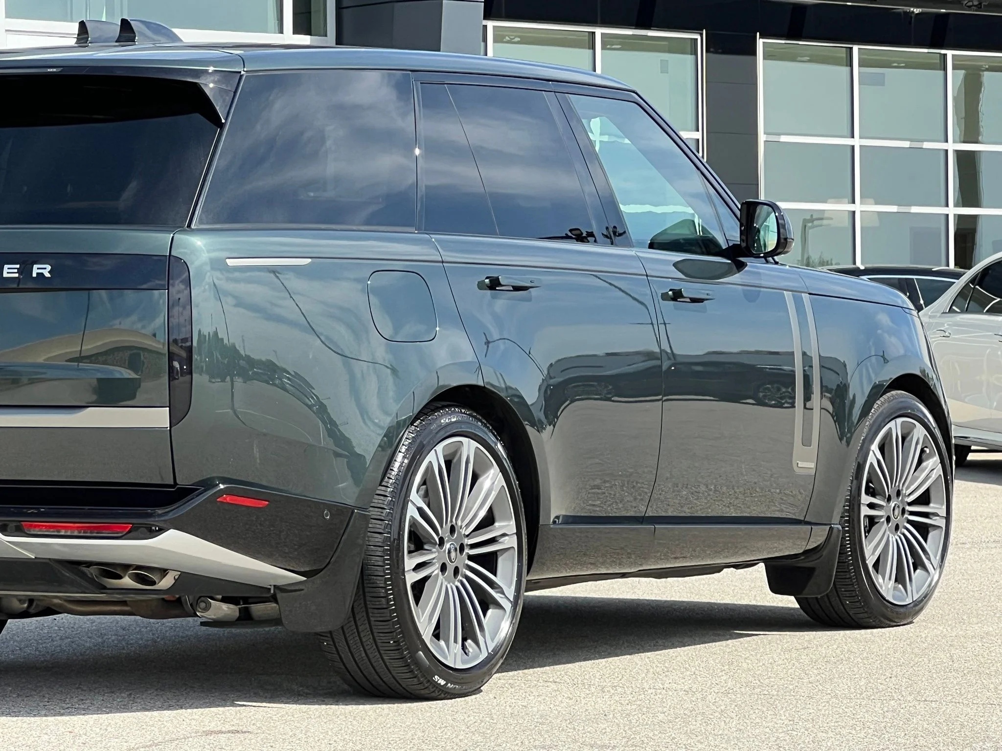 Used 2025  Land Rover Autobiography image 13