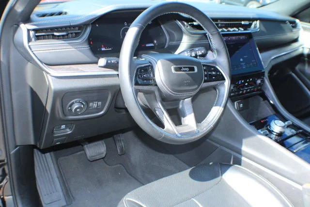 Used 2022 Diamond Black Crystal Pearlcoat Jeep Overland image 8