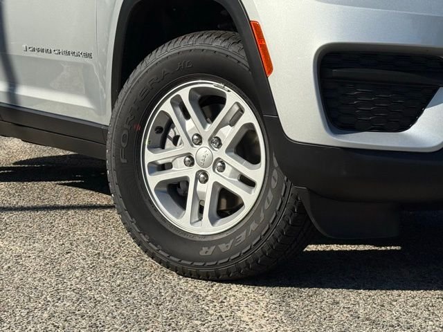 New 2025 Silver Zynith Exterior Paint Jeep Laredo image 2