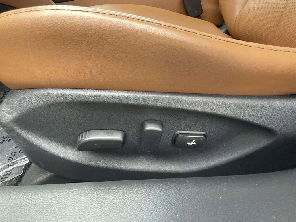 Used 2023 White INFINITI LUXE image 14