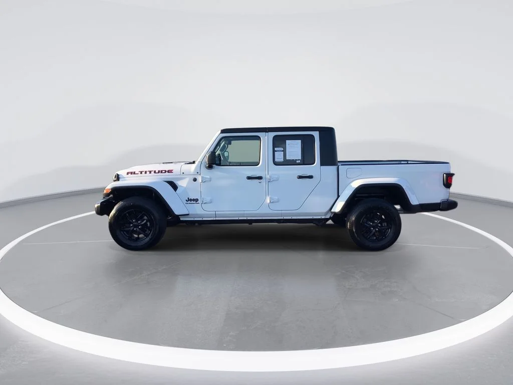 Used 2022 White Jeep Altitude image 5