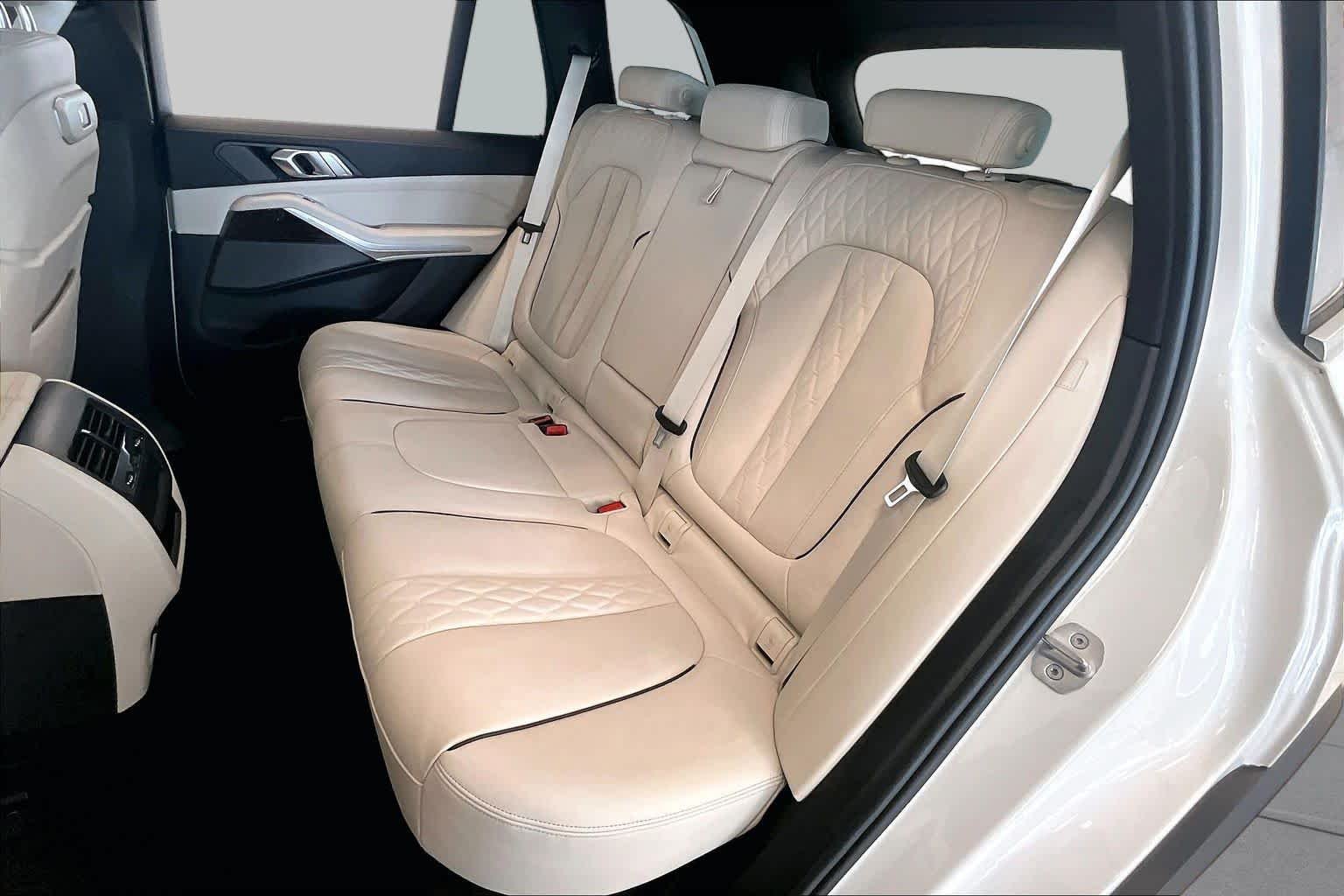 Used 2024 Alpine White BMW sDrive40i image 18