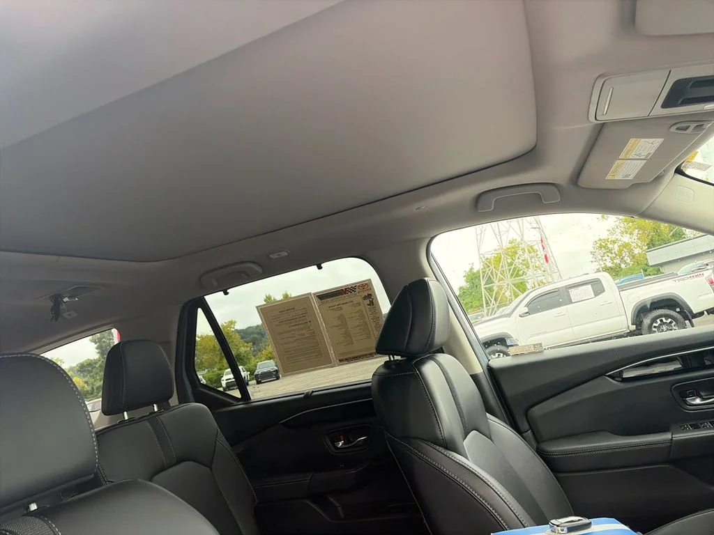 Used 2023  Honda Touring image 19
