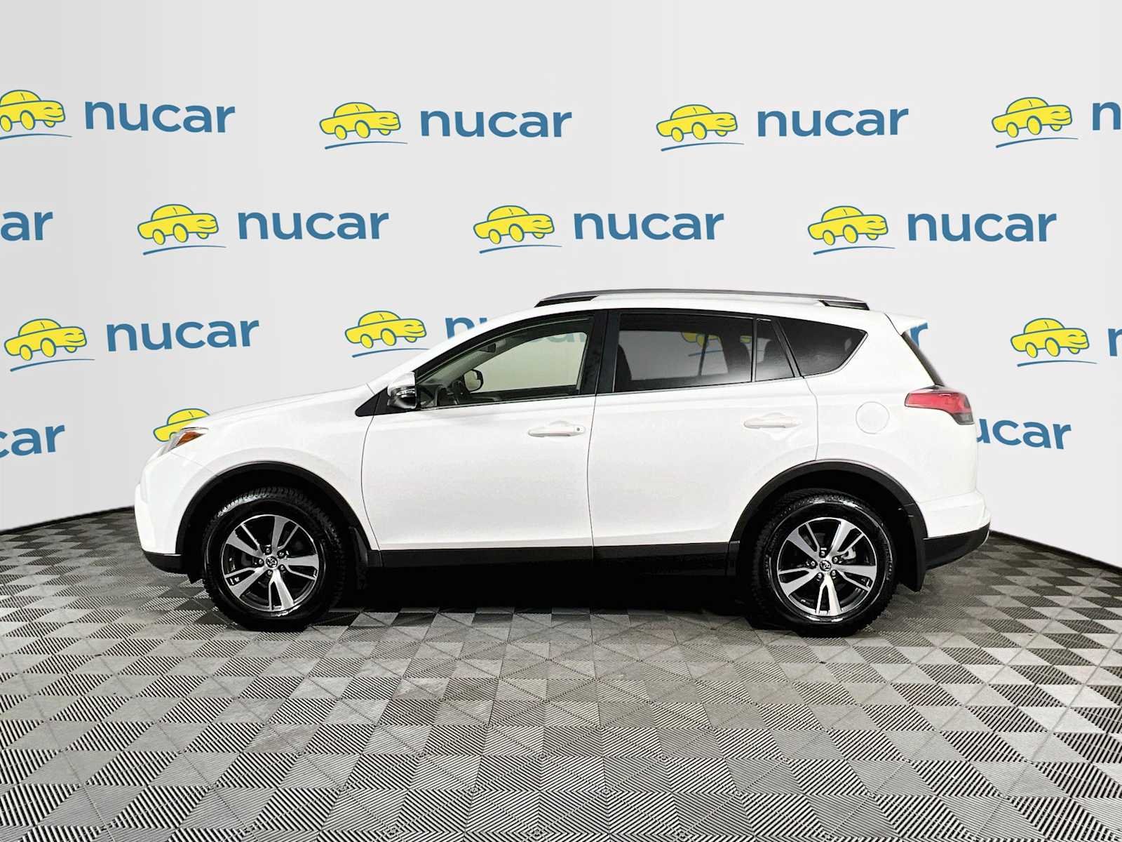 Used 2017 Super White Toyota XLE image 4