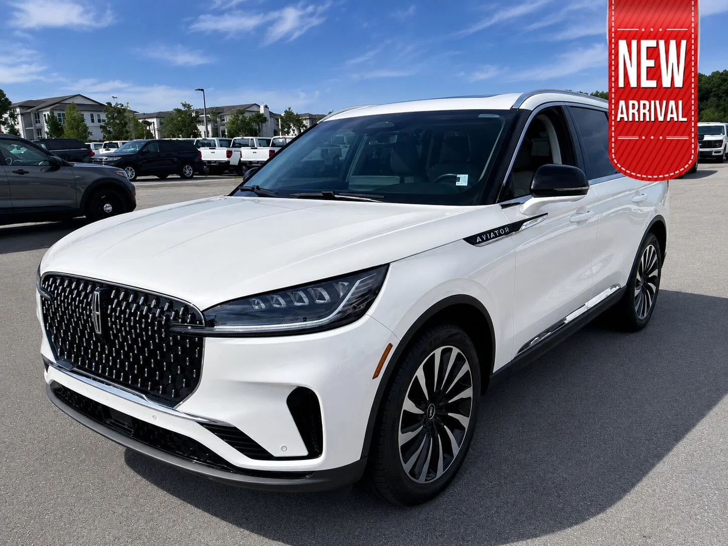 Used 2025 Pristine White Metallic Tri-Coat Lincoln Premiere image 1