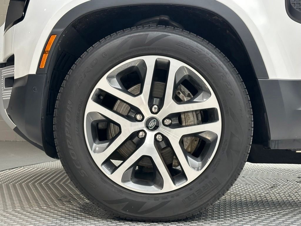 Used 2023 Fuji White Land Rover SE image 5