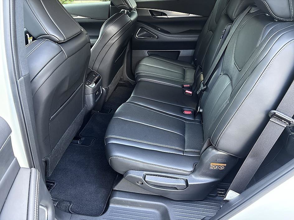 Used 2025 Majestic White INFINITI LUXE image 12