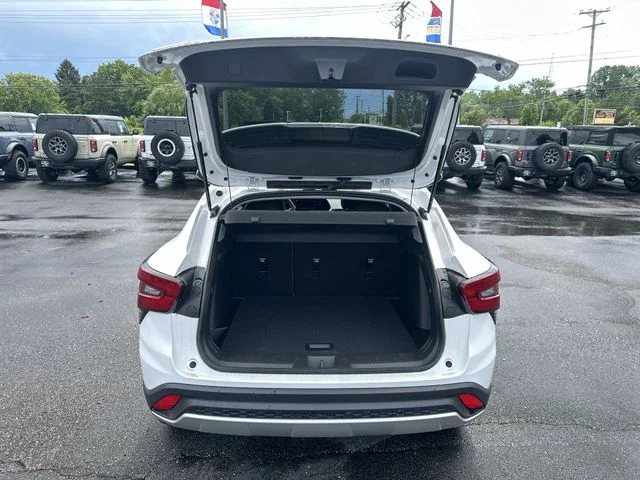 Used 2024 Summit White Chevrolet LT image 21