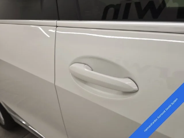 Used 2025 Alpine White BMW xDrive40i image 9