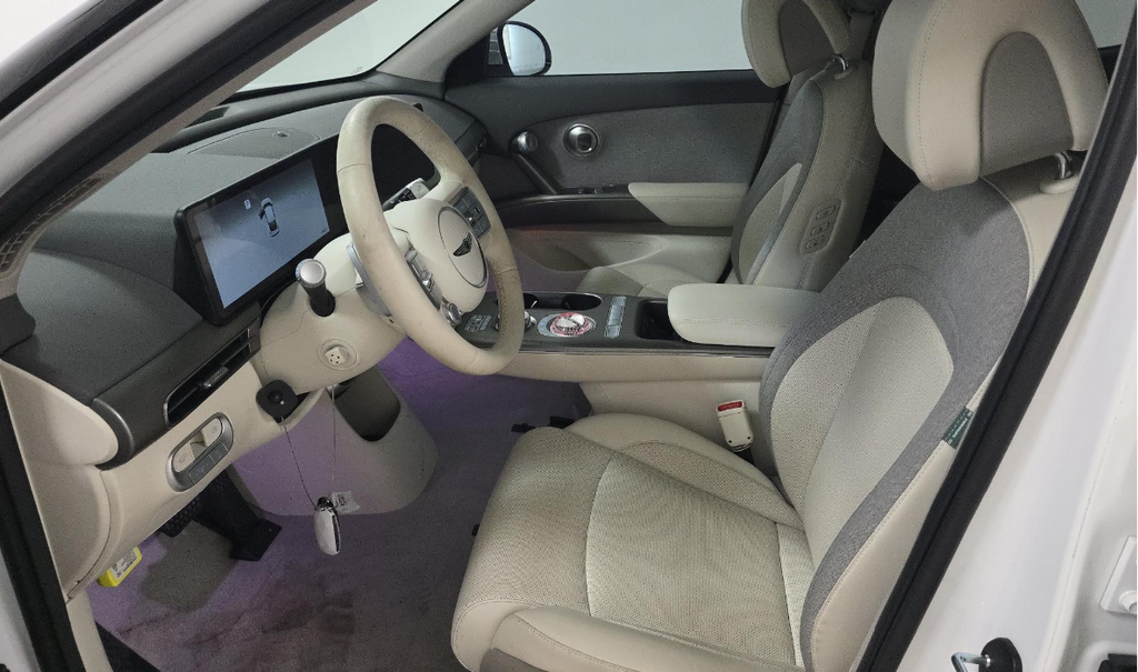 Used 2025 White Genesis Standard image 3
