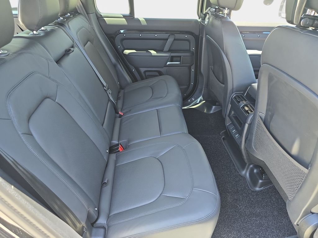 New 2026 Santorini Black Land Rover X-Dynamic SE image 11