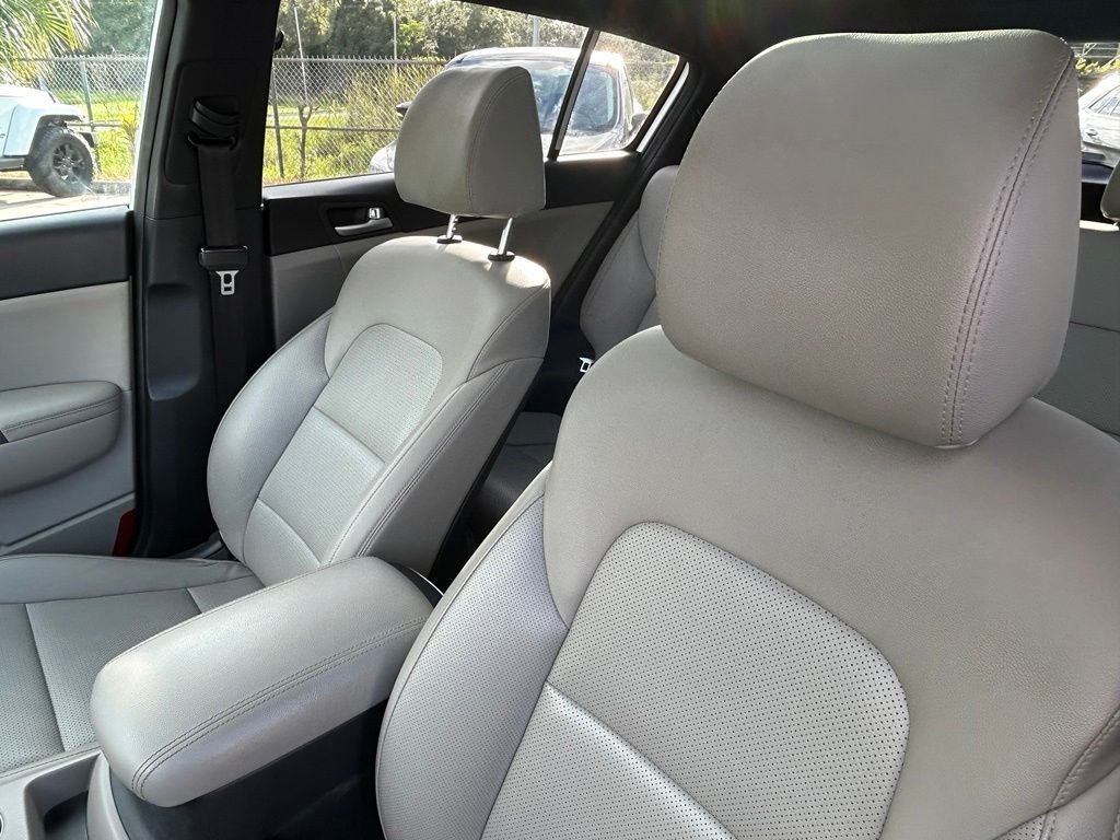 Used 2020 White Kia S image 17