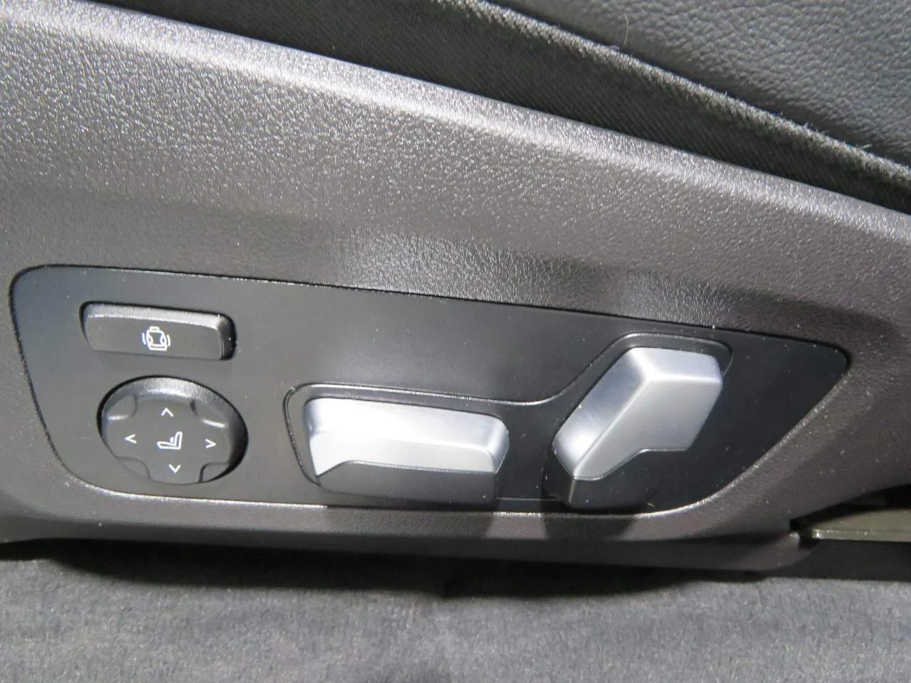 Used 2020 Dark Graphite Metallic BMW xDrive30e image 18