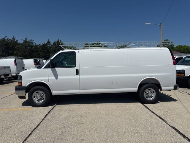 New 2026 Summit White Chevrolet WT image 2