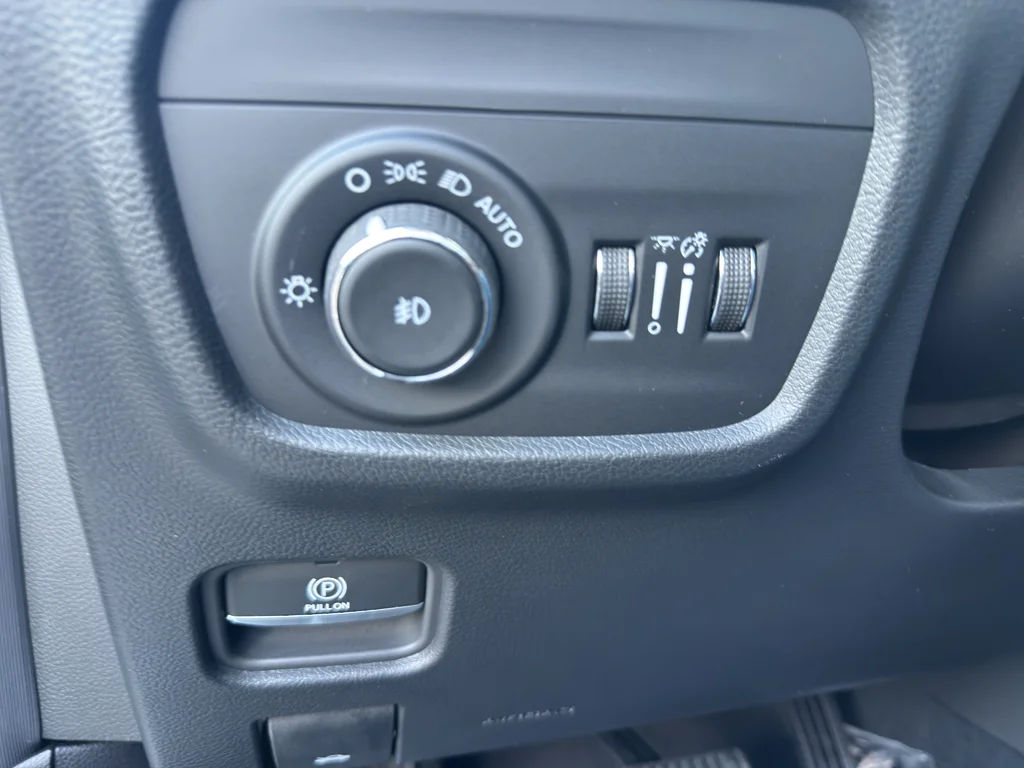 New 2026 Bright White Clear-Coat Exterior Paint Jeep Limited Reserve image 23