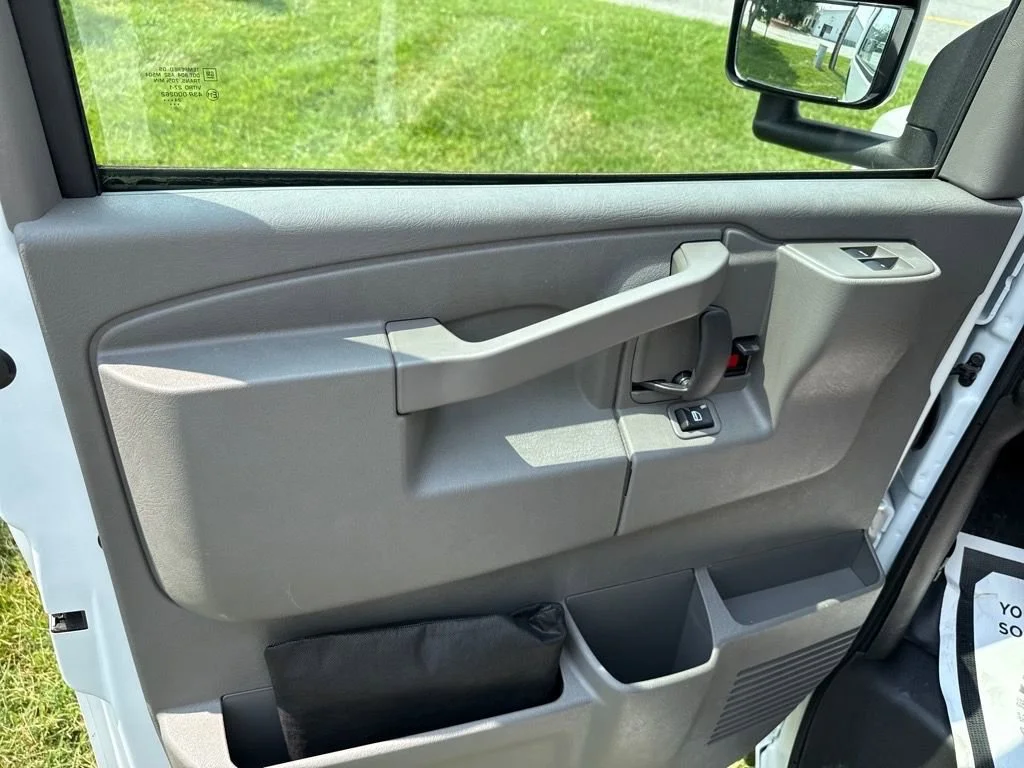 New 2025 Summit White Chevrolet 1WT image 11