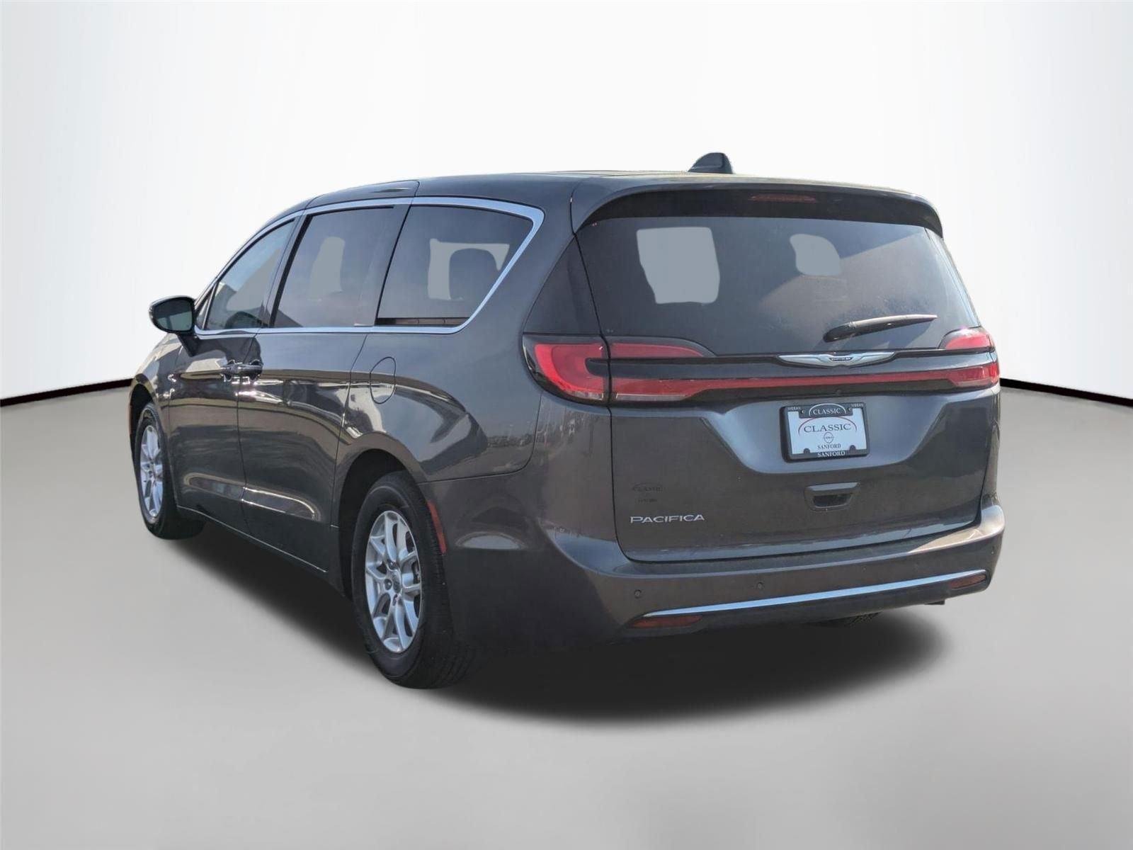 Used 2023 Granite Crystal Metallic Clearcoat Chrysler Touring L image 9