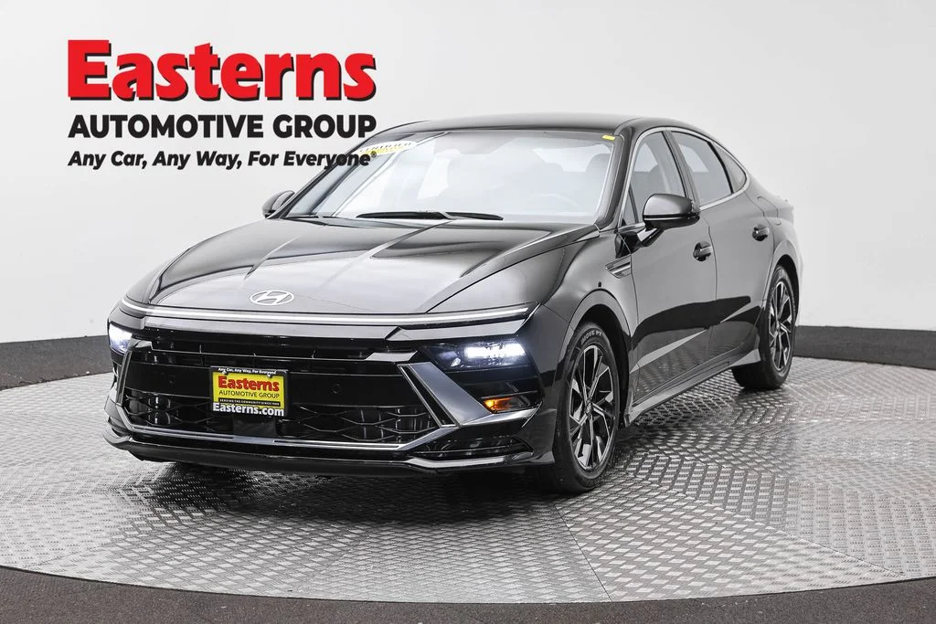 Used 2025 Black Hyundai SEL image 1