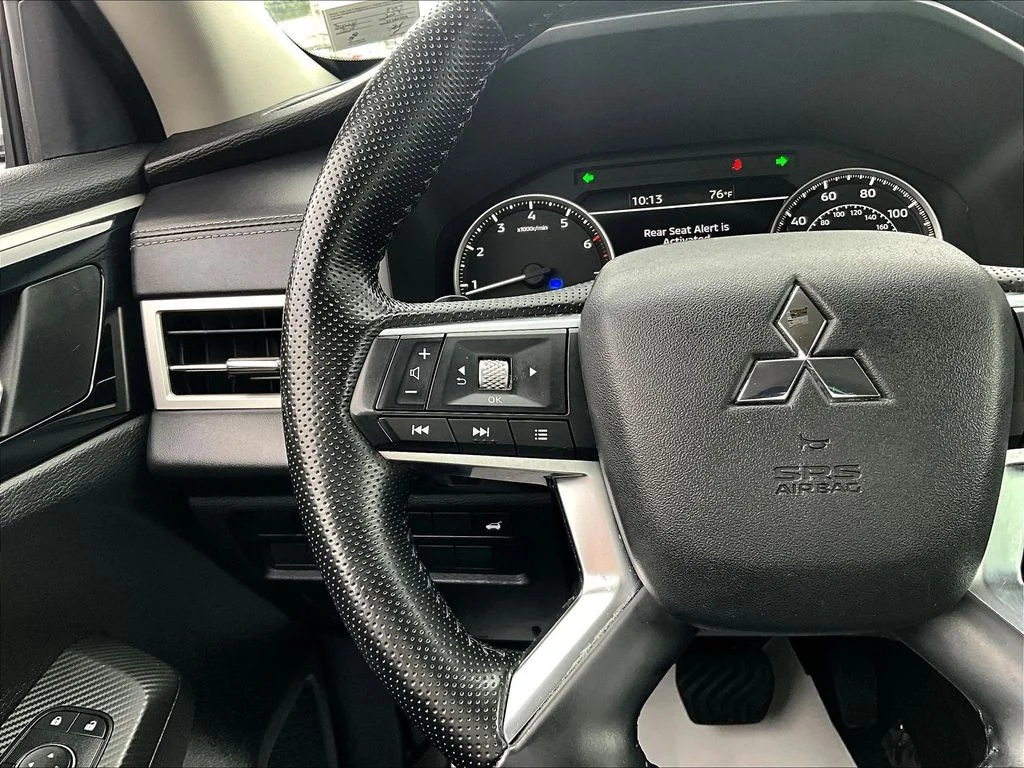 Used 2023  Mitsubishi SE image 11