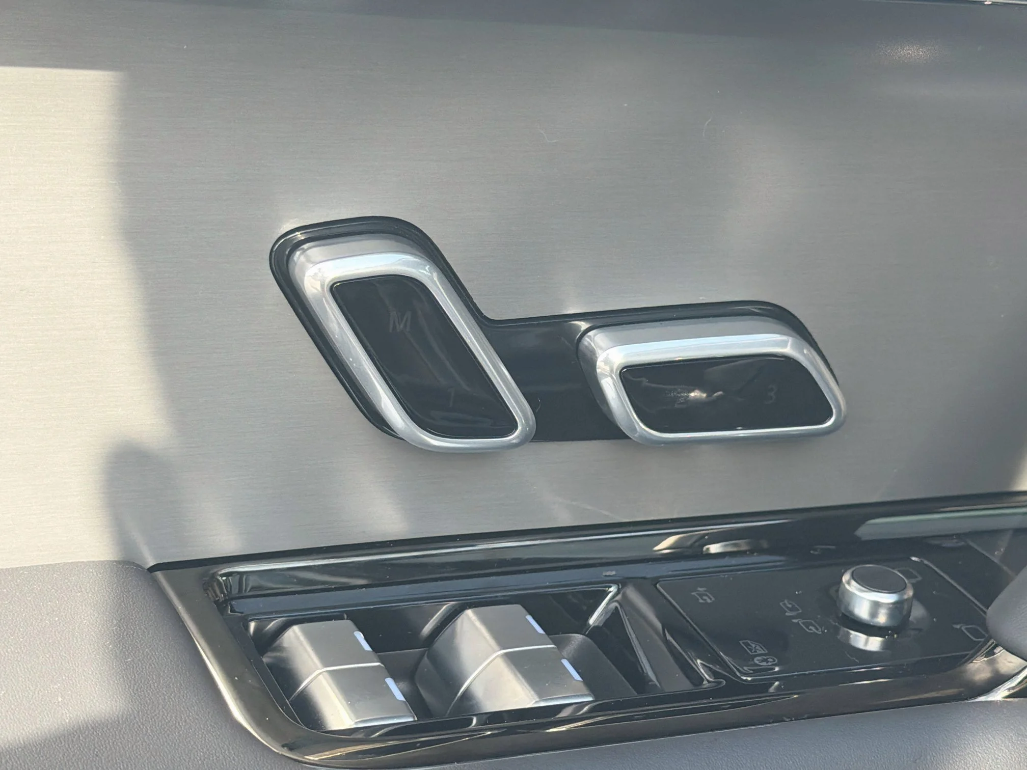 New 2026 Flux Silver Ultra Mettalic Gloss Land Rover Dynamic SE image 26