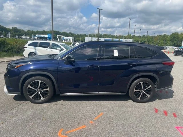 Used 2022  Toyota XSE image 5