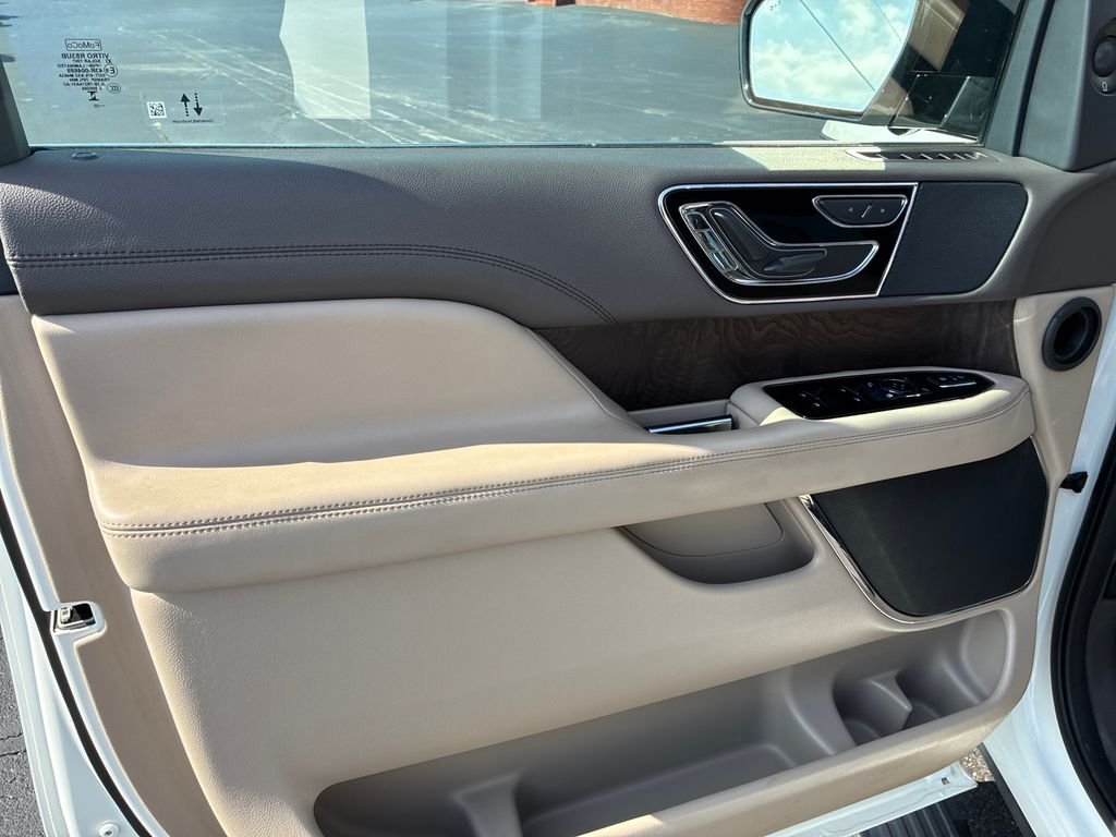 Used 2023 White Lincoln Standard image 10
