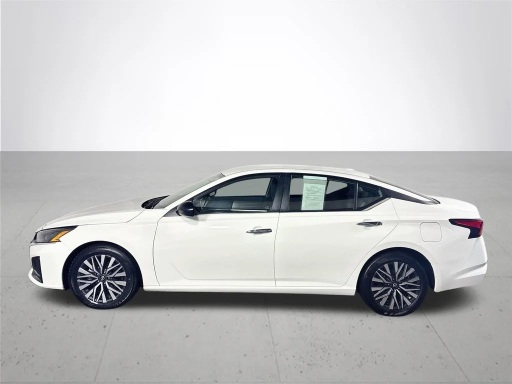 Used 2025 White Nissan 2.5 SV image 9