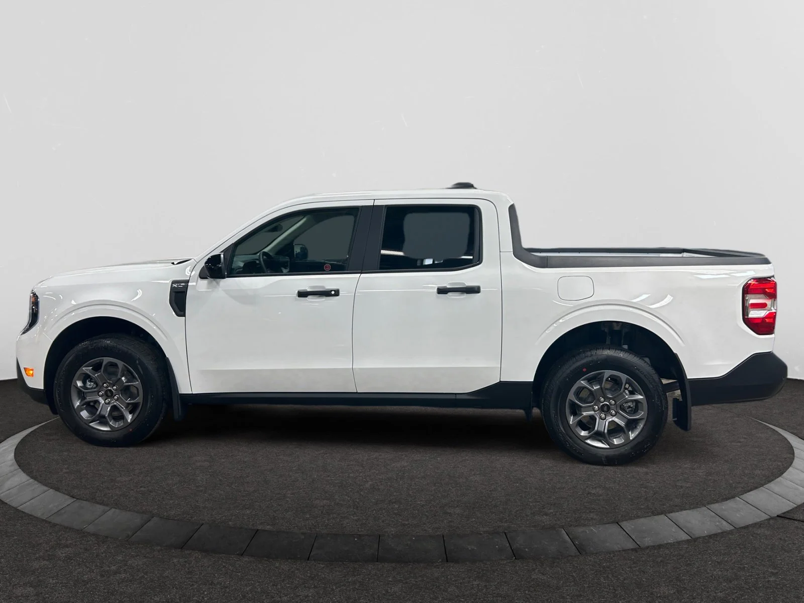 New 2026 Oxford White Ford XLT image 2