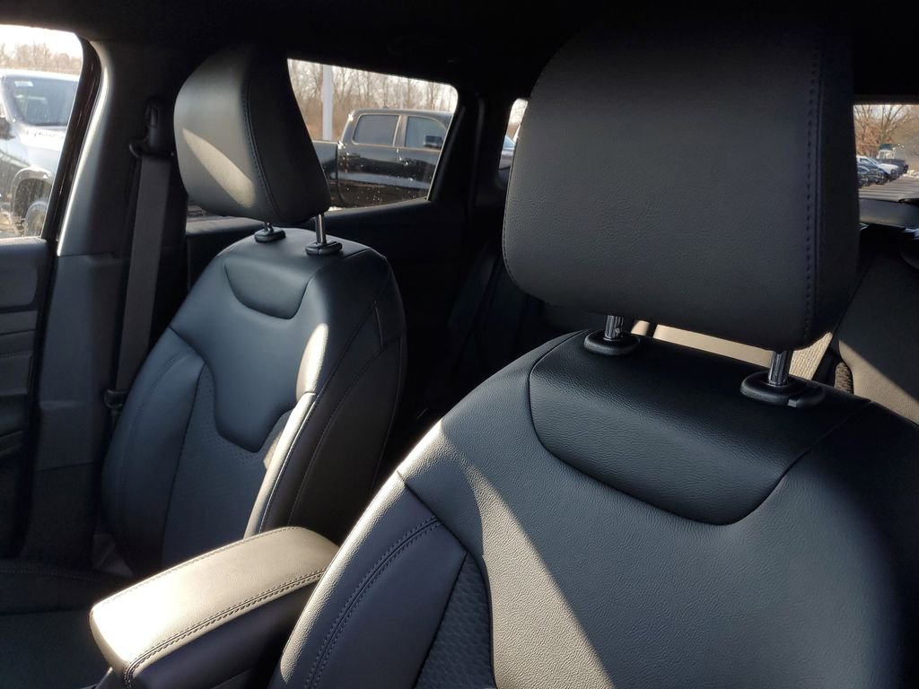 New 2026 Diamond Black Crystal Pearlcoat Jeep Latitude image 18