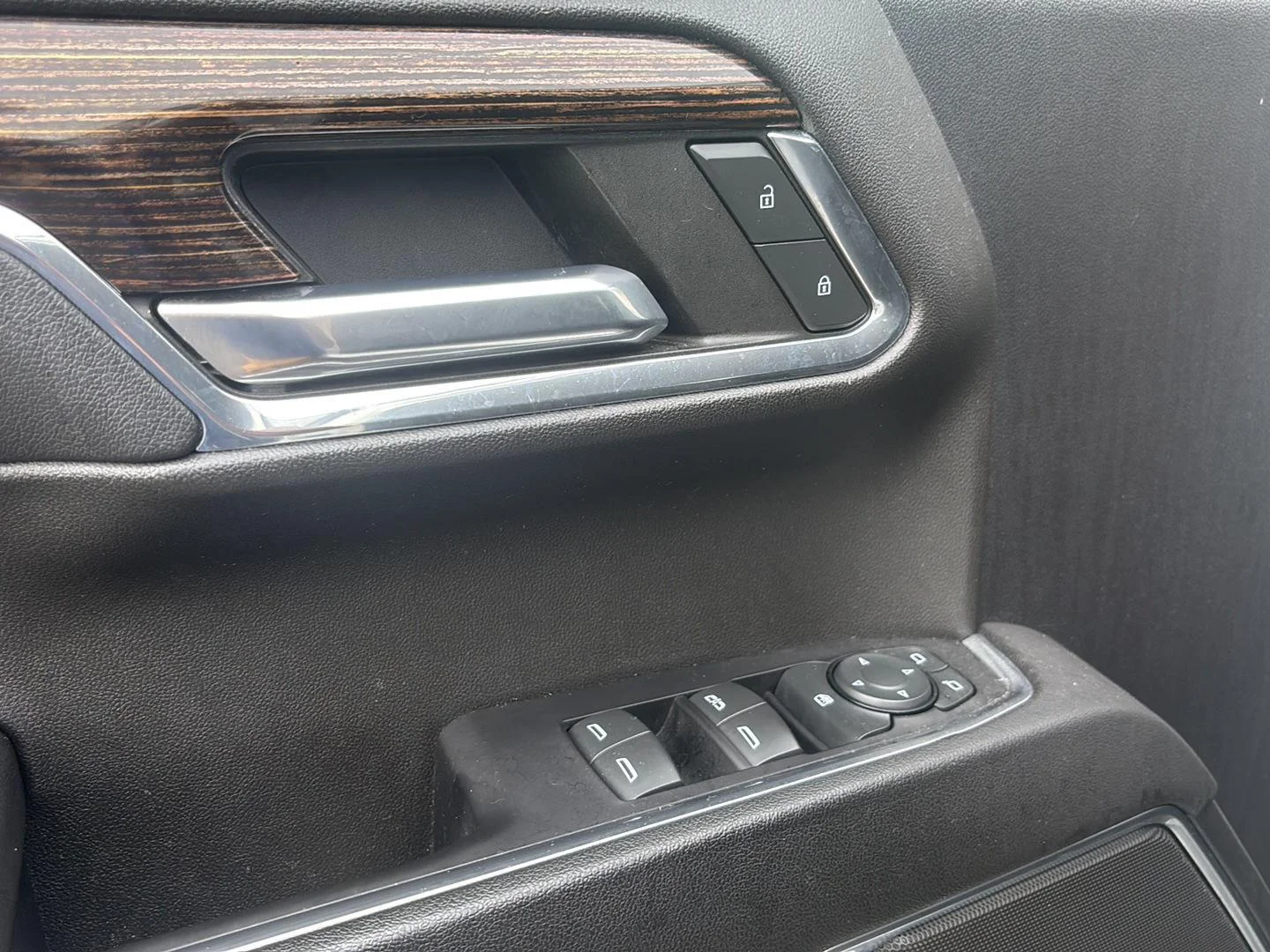 Used 2023 Summit White GMC Elevation image 8