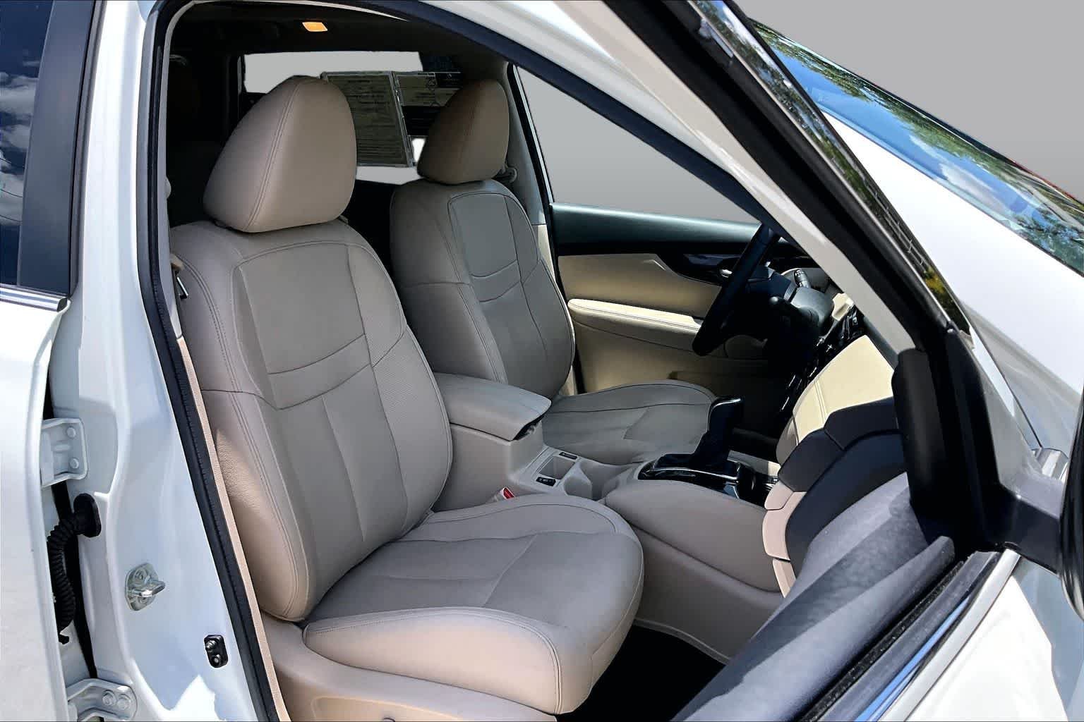 Used 2020 Pearl White Tricoat Nissan SL image 9