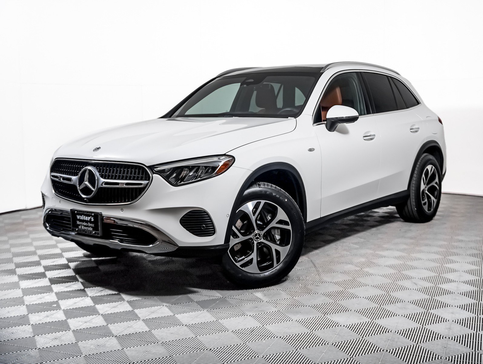 Certified Used 2025 Polar White Mercedes-Benz GLC 350e 4MATIC® SUV image 1