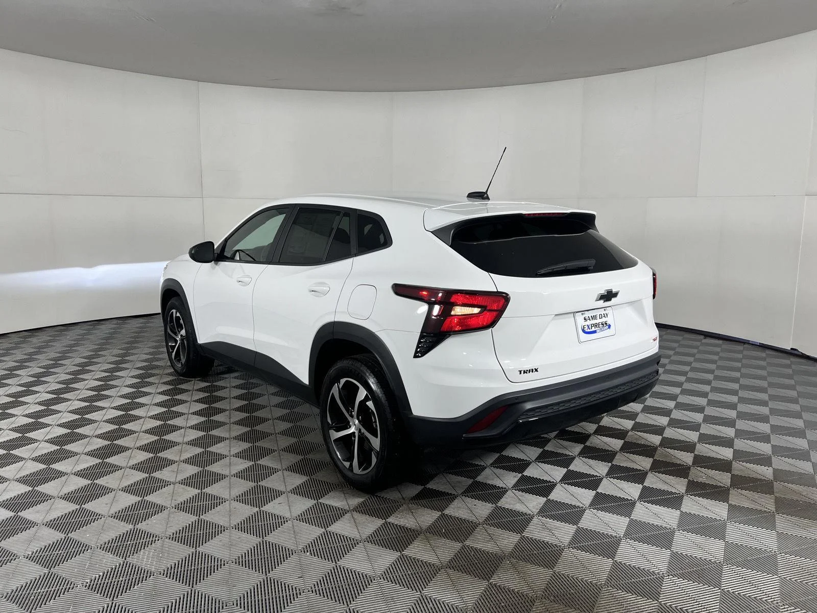 Used 2025 Summit White Chevrolet 1RS image 27