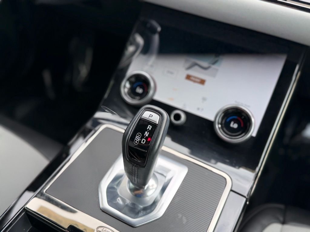 Used 2023  Land Rover R-Dynamic SE image 15