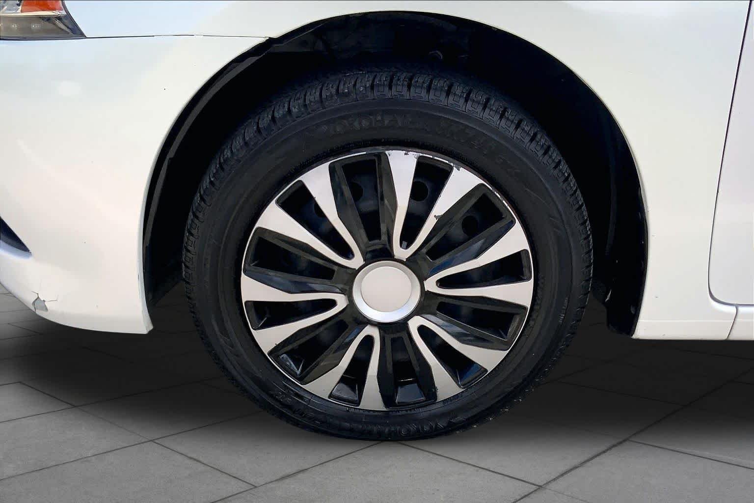 Used 2014 Aspen White Nissan SV image 11