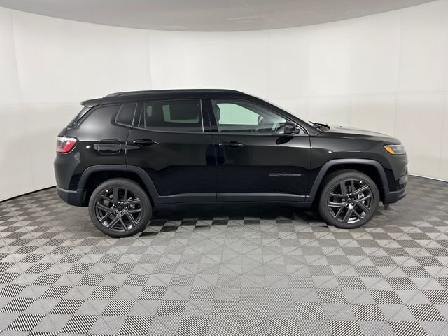 New 2026 Diamond Black Crystal Pearl-Coat Exterior Paint Jeep Limited image 4