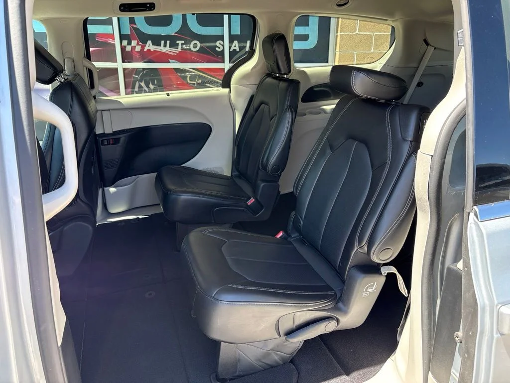 Used 2023 Silver Chrysler Touring L image 15
