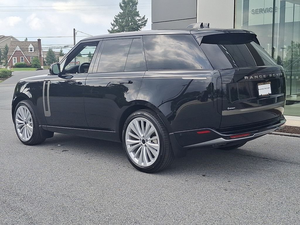 New 2026 Santorini Black LAND ROVER SE image 4