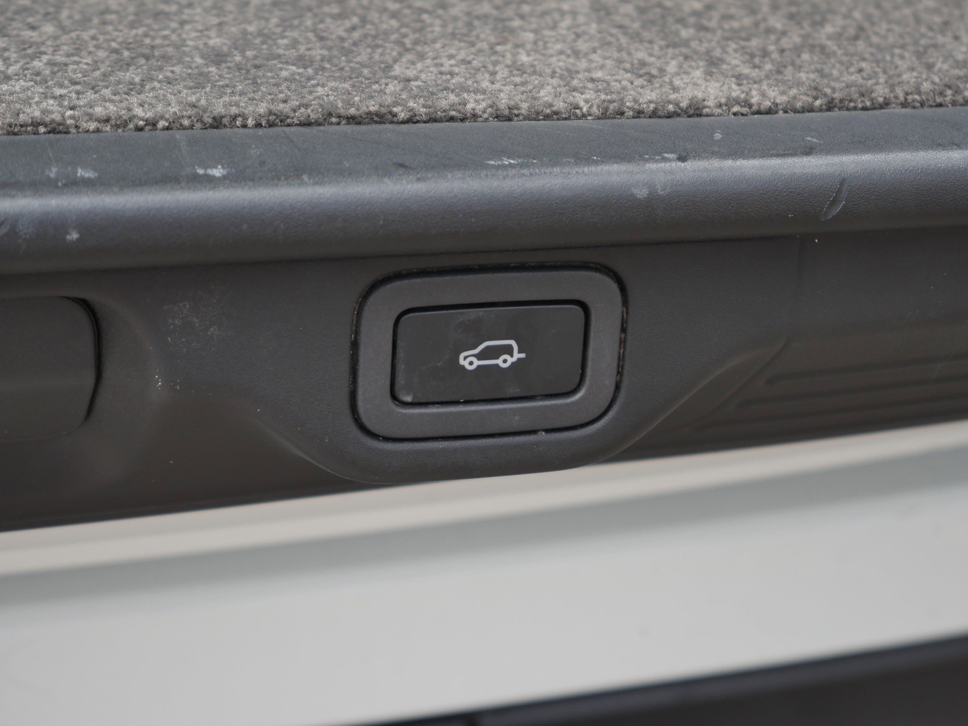 Used 2019 Fuji White Land Rover  image 31
