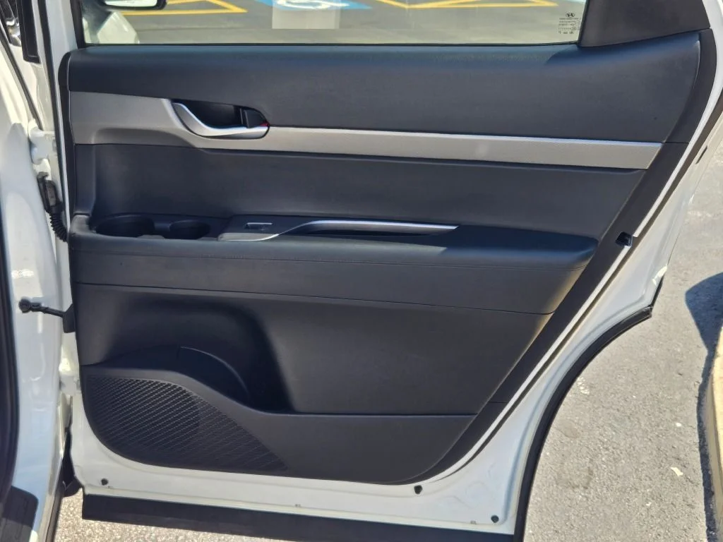 Used 2022 White Hyundai SEL image 9