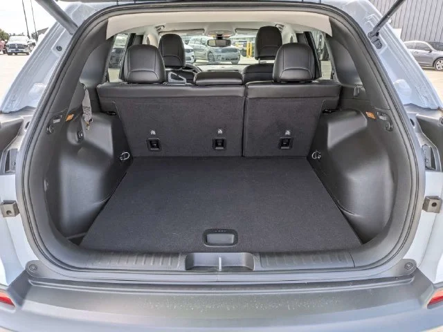 Used 2023 White Jeep Altitude image 12
