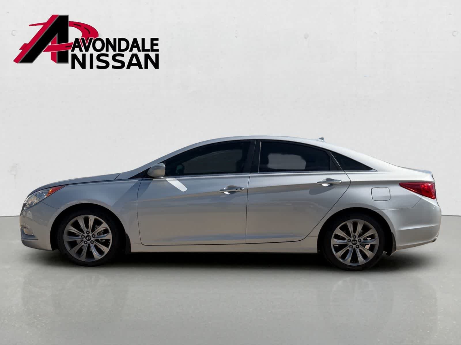 Used 2011 Radiant Silver Metallic Hyundai SE image 3