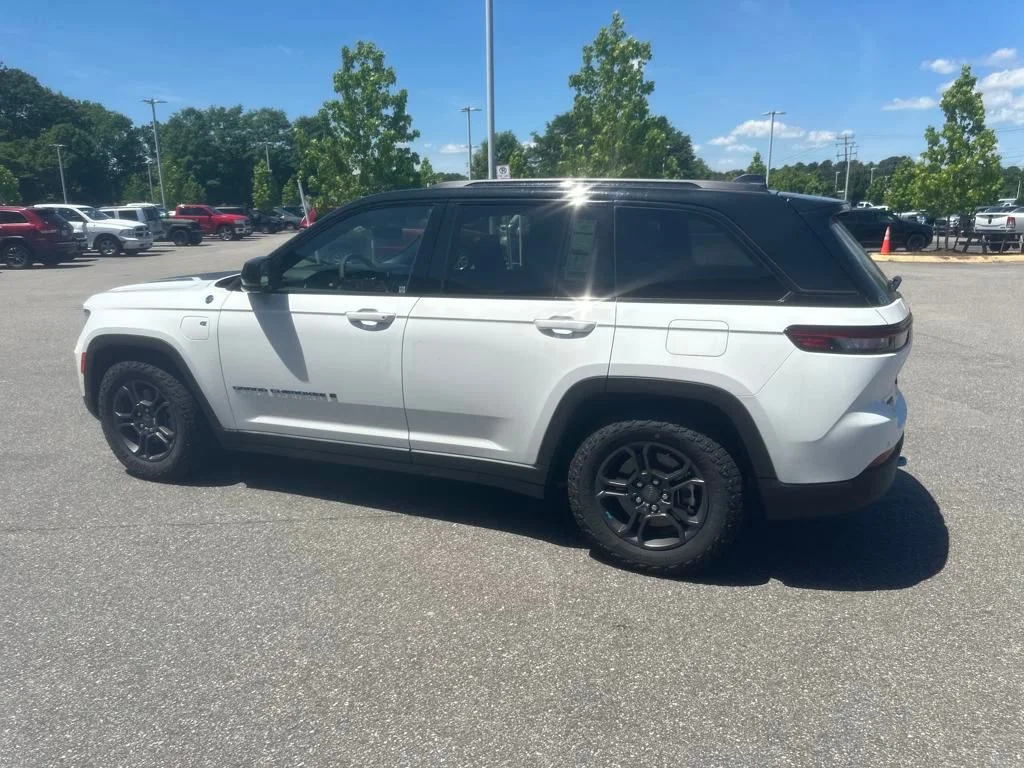 New 2024 Bright White Clear-Coat Exterior Paint Jeep Trailhawk 4xe image 20